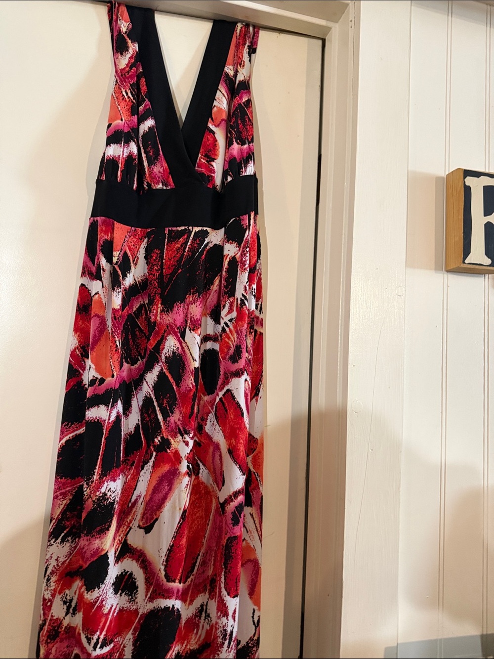 Sleeveless V‑Neck Maxi Dress in Red & Black Print
